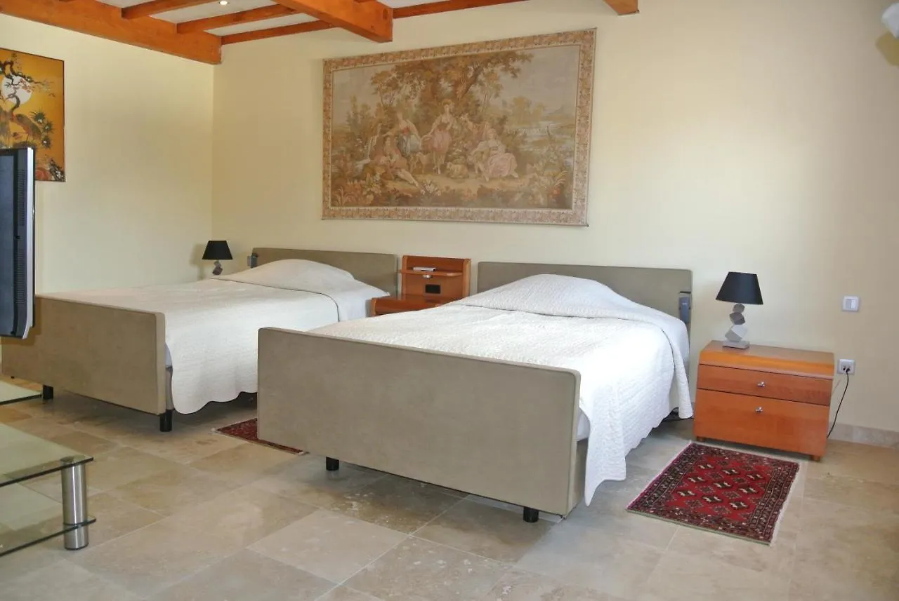 Grand Tamaris Hosting Bed & Breakfast Arles 2*,